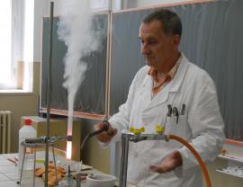 pokus "hořící želatinoví medvídci"